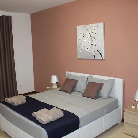 Апартаменты Let Me Host -danel Court
